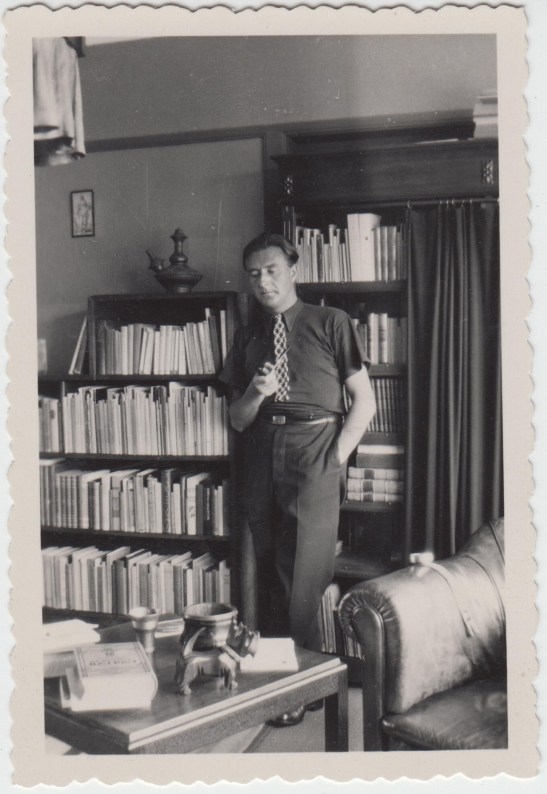 Binnendijk voor zijn boekenkast